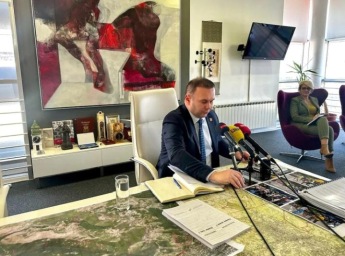 Gradonačelnik Ljubiša Ćosić nakon teksta o Memorijalnom kompleksu sazvao konferenciju za medije, ništa nije demantovao, nije odgovorio na pitanja