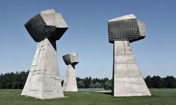 spomenik tri pesnice memorijalni park bubanj srbija foto donald niebyl 960x571