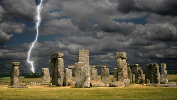 790x450stonehenge ancient monument and lightning