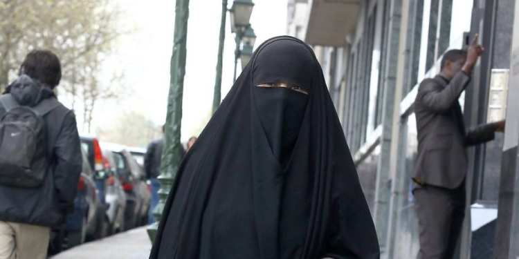 muslima burka vollverschleierung