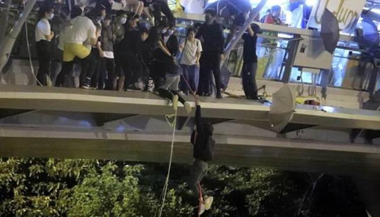 spektakularno bjekstvo demonstranata koje je opkolila policija u hong kongu hong kong bekstvo ap 5dd2d3bc4cf82