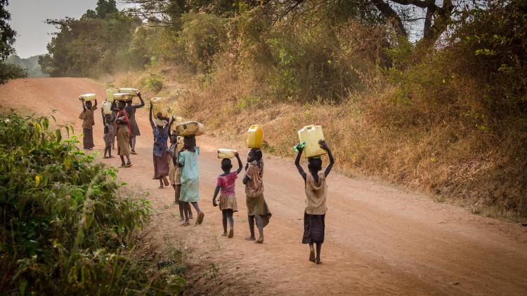 afrika djeca žene voda foto jeff ackley YwDo HwORXs unsplash