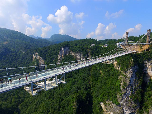 Zhangjiajie glass bridge 1.jpg.pagespeed.ce.zwFK0ixWro