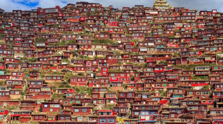 larung gar tibetan buddhist city sichuan china 1000x555