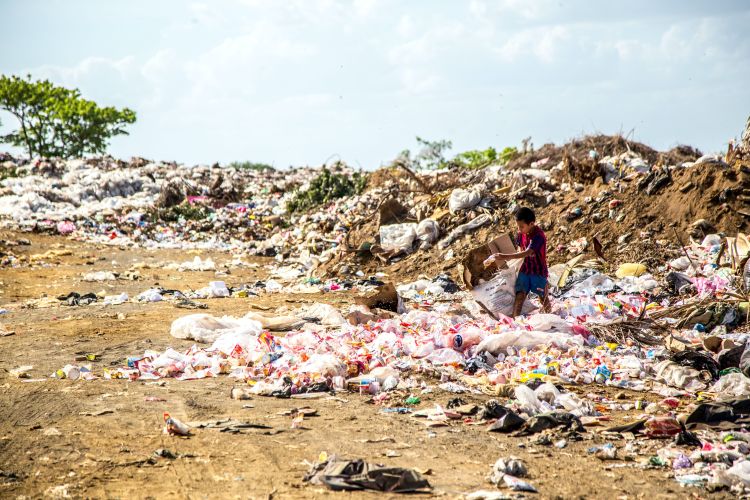 plastik otpad deponija Nikaragva foto Hermes Rivera unsplash